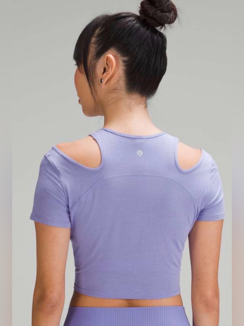 Lululemon Shoulder Cut-Out Yoga T-Shirt
Dark Lavender✨